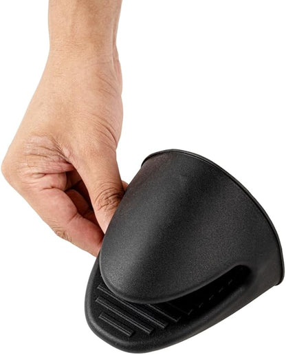 Restaurantware Comfy Grip 4.3 x 3.5 x 4.2 Inch Mini Oven Mitt Pot Holders 1 - Image 7