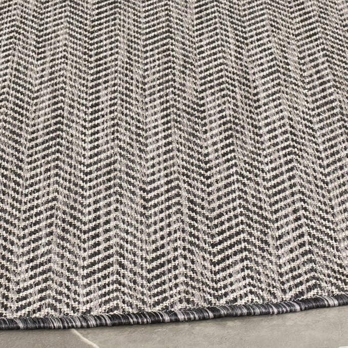 SAFAVIEH Outdoor Round Rug 4' - Image 2