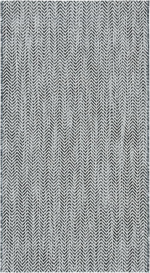 SAFAVIEH Outdoor Accent Rug 2'7"x5' - Image 2