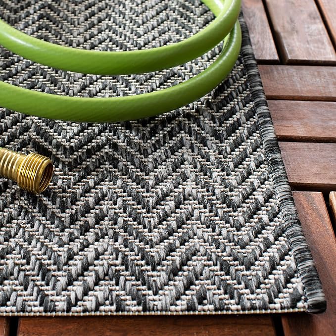 SAFAVIEH Outdoor Area Rug 5'3"x7'7" - Image 6